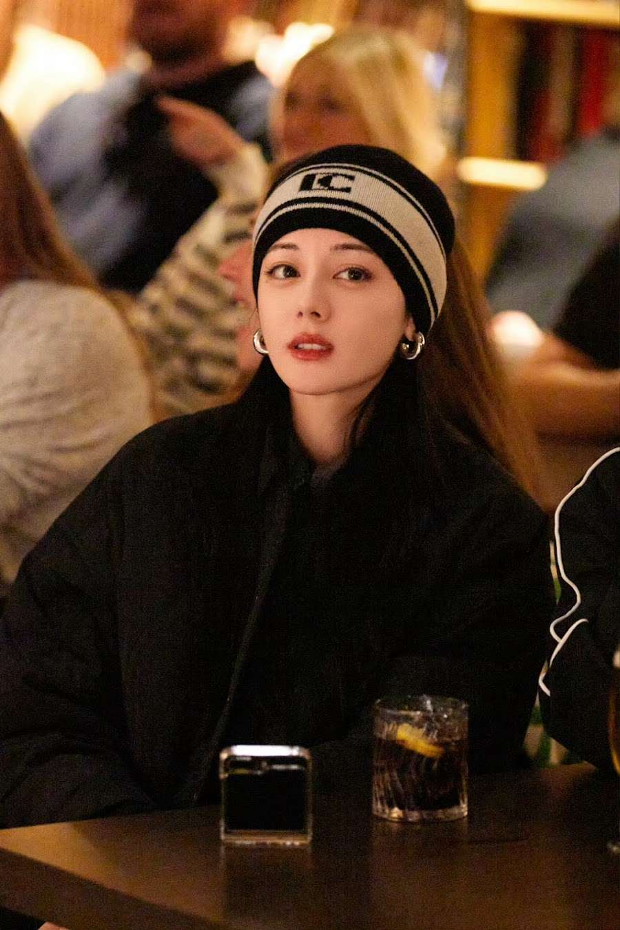 Dilraba Dilmurat Is Dazzled by a Girl Abroad and Makes Friends With Her on ‘Divas Hit the Road’ Season 5