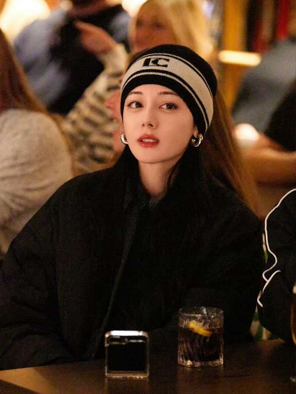 Dilraba Dilmurat Is Dazzled by a Girl Abroad and Makes Friends With Her on ‘Divas Hit the Road’ Season 5