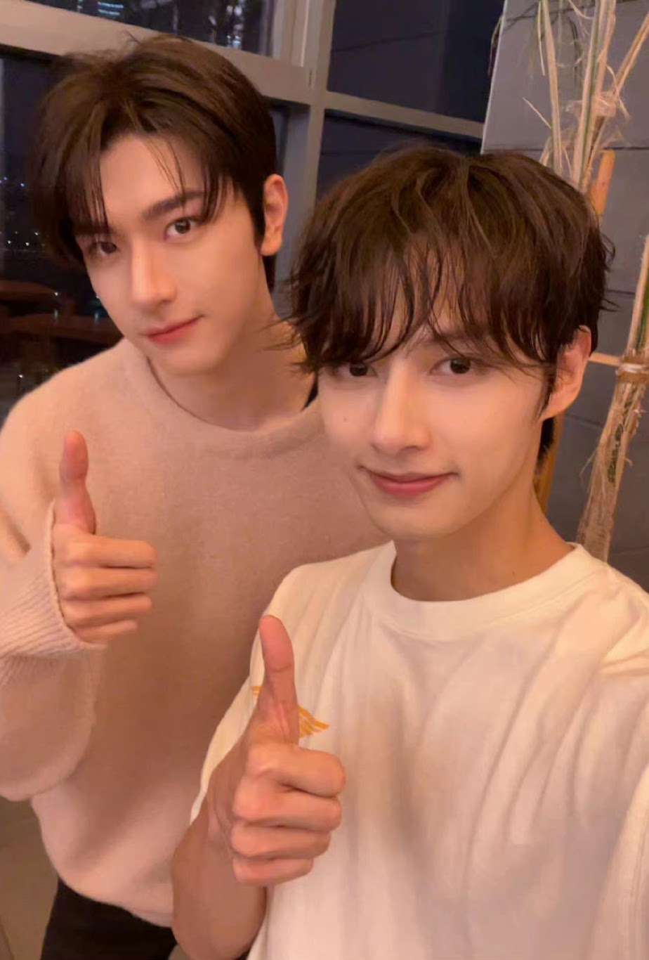 Wen Junhui Thanks Lin Yi for Giving Him Pointers for ‘Hello Saturday’ Variety Recording Over Dinner