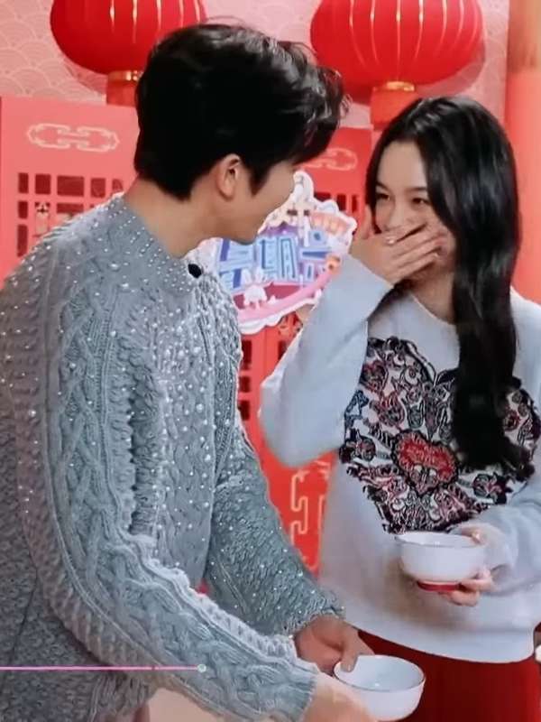 Zhou Ye and Hou Minghao Exchange Hot Pot Dipping Sauce Recipes in Cute Interaction