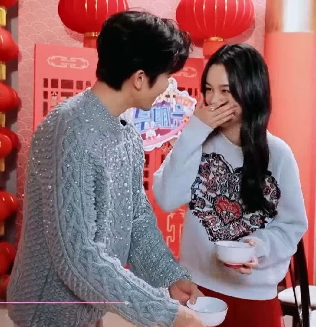 Zhou Ye and Hou Minghao Exchange Hot Pot Dipping Sauce Recipes in Cute Interaction
