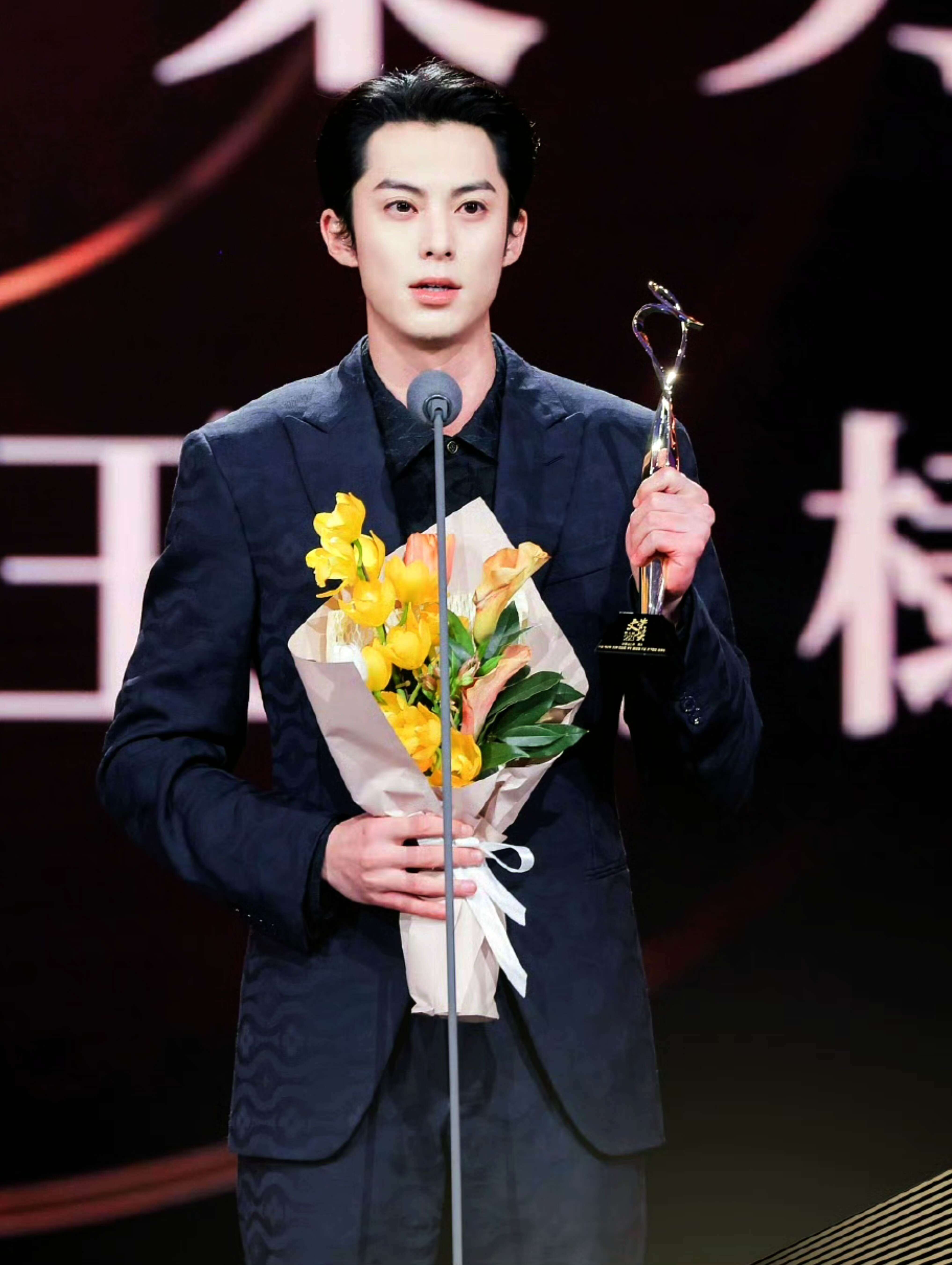 Dylan Wang Thanks All His Co-Stars as He Accepts Wenrong Award for Best Young Actor in Drama Series