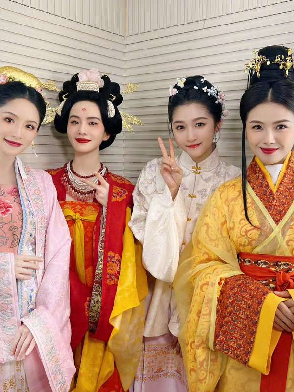 Liu Tao, Liu Shishi, Li Qin, Guan Xiaotong Introduce Their Hanfu Costumes at Spring Festival Gala