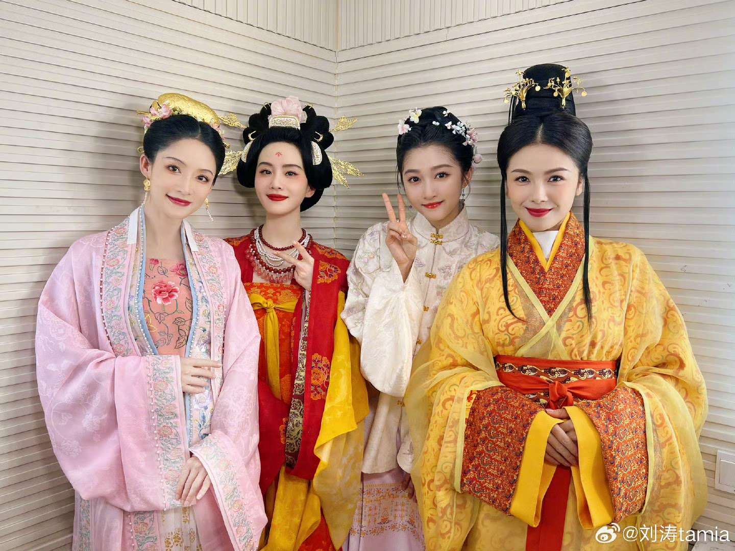 Liu Tao, Liu Shishi, Li Qin, Guan Xiaotong Introduce Their Hanfu Costumes at Spring Festival Gala