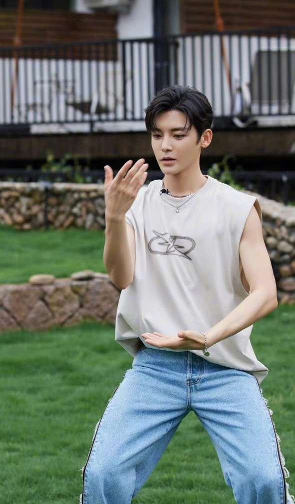 Hou Minghao Gives ‘I Am Nobody’ Co-Star Wanyan Luorong a Tai Chi Lesson With Melons