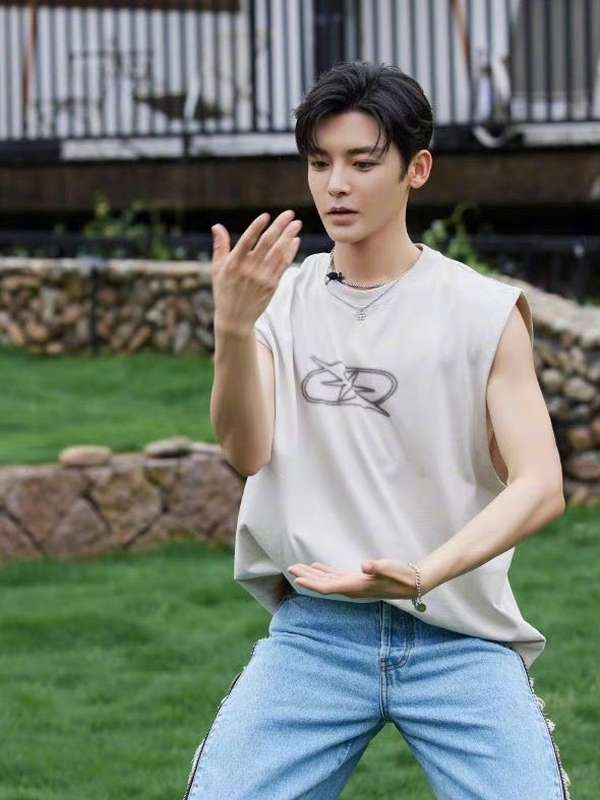 Hou Minghao Gives ‘I Am Nobody’ Co-Star Wanyan Luorong a Tai Chi Lesson With Melons