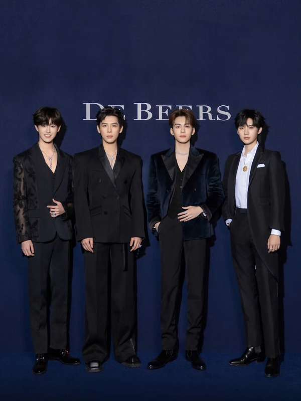 Tian Jiarui, Zeng Shunxi, Zhao Liying, Zhou Yiran, Wang Anyu Interact at De Beers Brand Event