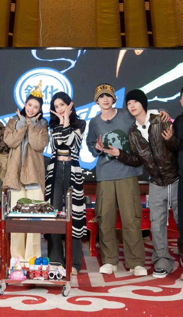 Meng Ziyi Asks Fan Chengcheng Whether He Should Have Come First on a 'Produce' Series but Hilariously Names Wrong Show