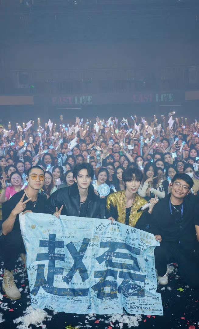 Zhao Lei Gets Challenged to a Dance Battle at His Concert With Former R1SE and XNINE Members Watching