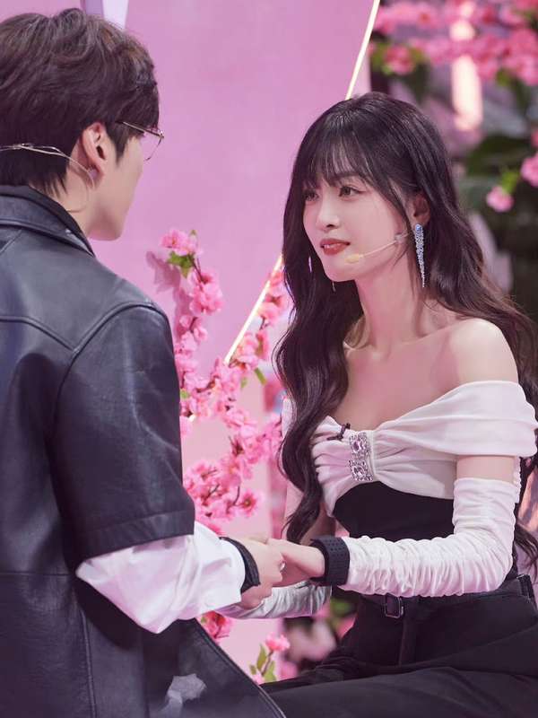 Miles Wei Asks Wu Xuanyi if She Prefers ‘Geges’ or ‘Didis’ in Sweet ‘Hello Saturday’ Episode: Highlights