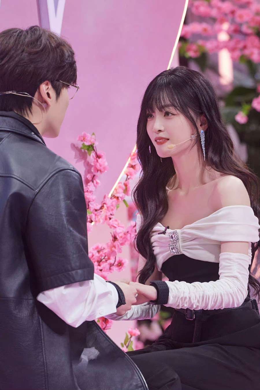 Miles Wei Asks Wu Xuanyi if She Prefers ‘Geges’ or ‘Didis’ in Sweet ‘Hello Saturday’ Episode: Highlights