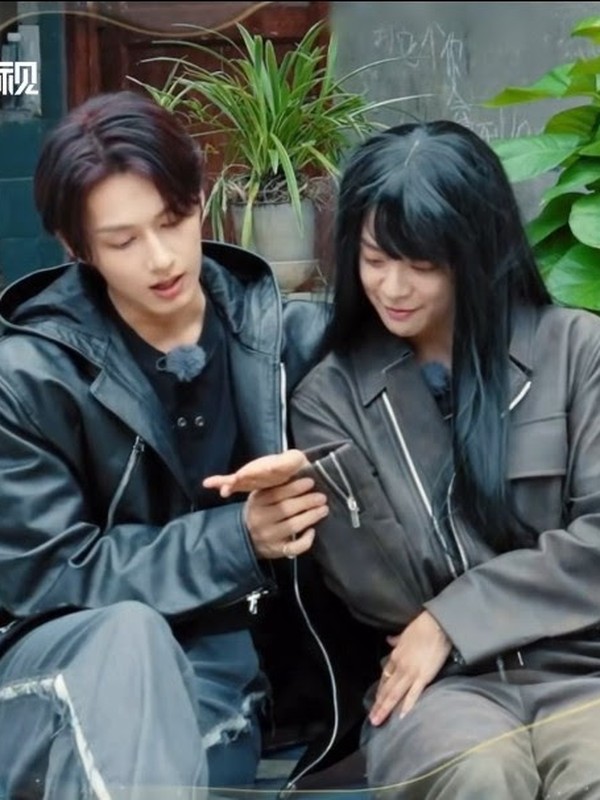 Wen Junhui and Amber Liu Bond Over Their Foreign K-Pop Trainee Experiences