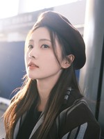 Bai Lu Gives Career and Relationship Advice in Q&A Advice Column Segment