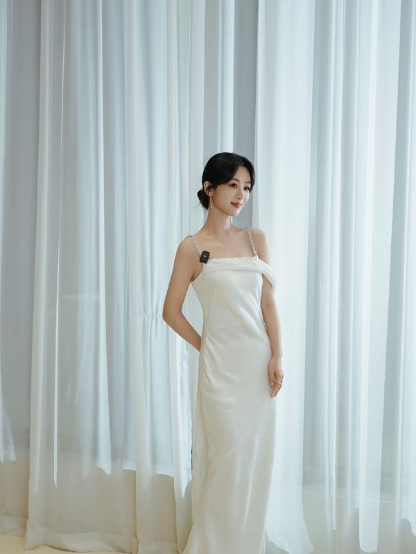 Yang Zi Being Funny and Beautiful in Photoshoot Vlog