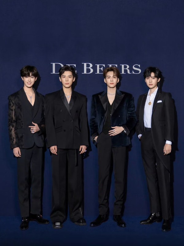 Tian Jiarui, Zeng Shunxi, Zhao Liying, Zhou Yiran, Wang Anyu Interact at De Beers Brand Event