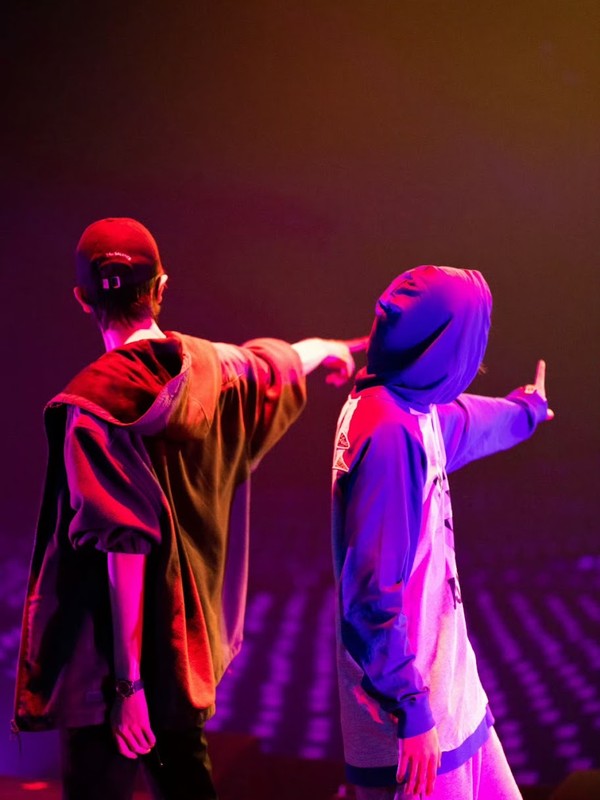 Justin Huang and Lin Yi Perform ‘Trouble Maker’ at Justin’s Changsha Concert