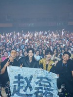 Zhao Lei Gets Challenged to a Dance Battle at His Concert With Former R1SE and XNINE Members Watching