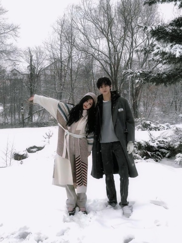 ‘Ski Into Love’ Starring Esther Yu and Lin Yi Presents Cast as Filming Officially Begins With Booting Ceremony